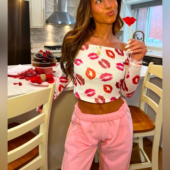 Kisses off the shoulder crop top - Picture 6 of 7